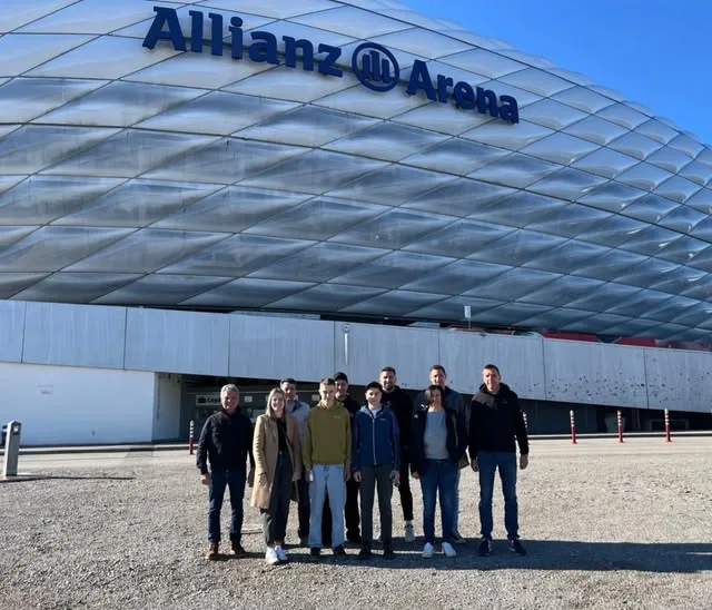 Das Team von AUTO GEMO bei einem gemeinsamen Ausflug vor einem Stadion